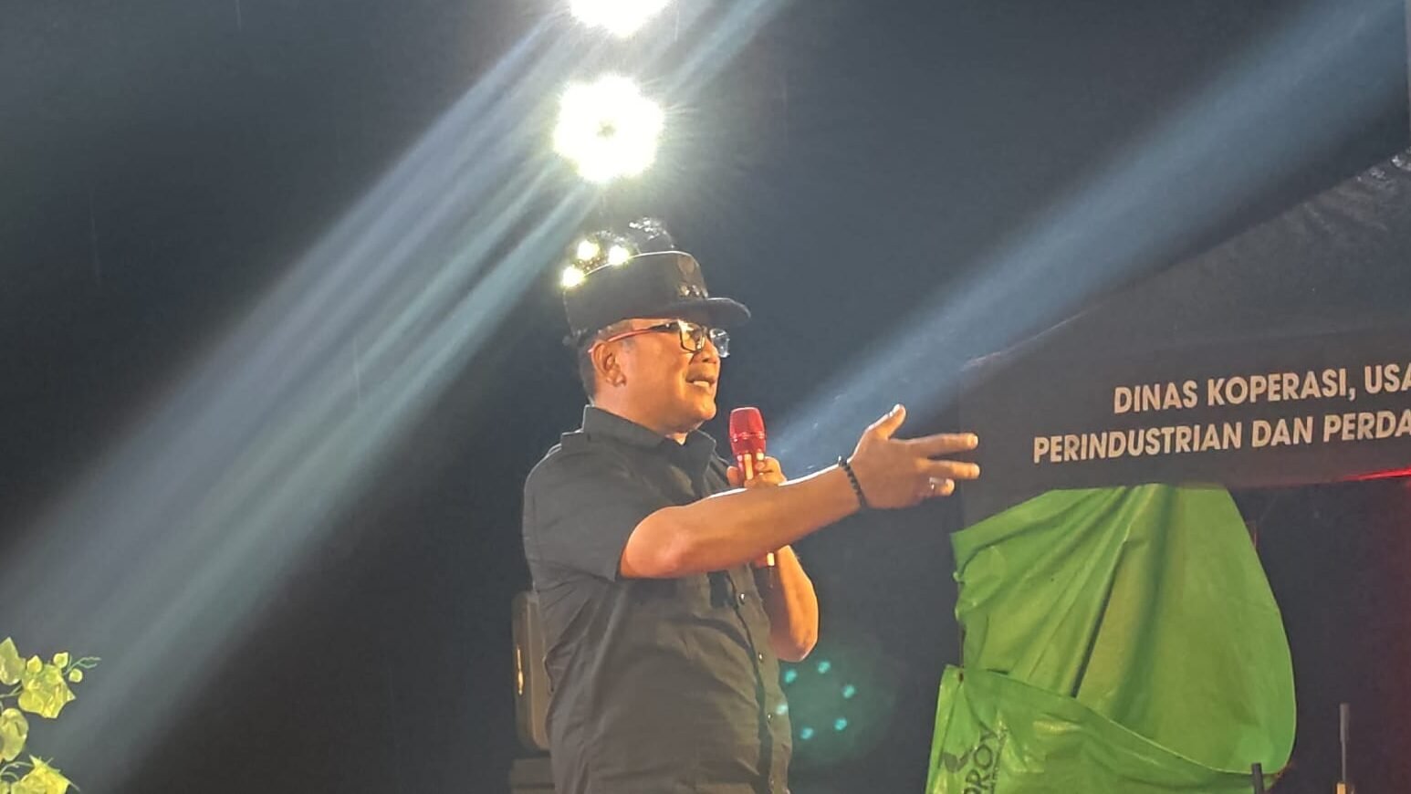 Bupati Kubu Raya Sujiwo saat memberikan sambutan dalam acara peresmian Ruang Publik DERMARAJA (Dermaga Rasau Jaya), Sabtu malam (25/10/2025).