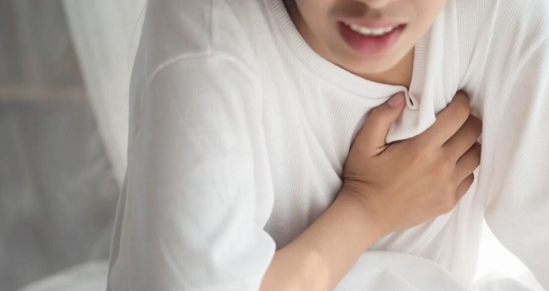 "Pernah merasa dada seperti ditusuk jarum dan langsung panik? Kenali 4 penyebab umumnya, mulai dari masalah otot, gangguan pencernaan, hingga stres, yang seringkali bukan karena jantung."