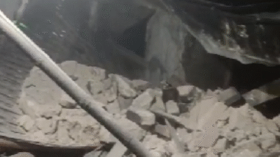 Tampak puing-puing bangunan akibat guncangan gempa M 6,5 di Sumenep yang menyebabkan kerusakan dan sejumlah korban luka.