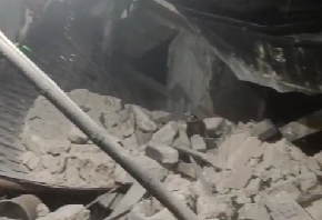 Tampak puing-puing bangunan akibat guncangan gempa M 6,5 di Sumenep yang menyebabkan kerusakan dan sejumlah korban luka.