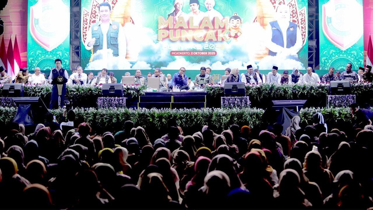 Suasana malam puncak peringatan Bulan Pengurangan Risiko Bencana, yang digelar di Lapangan Trowulan, Mojokerto, Jawa Timur, pada Kamis (2/10).