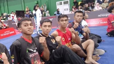Atlet Wushu Kalbar, Muhammad Abidin Takbir Tambi Ali dan Rangga Tambi Ali berfoto bersama usai berlaga di PON Bela Diri Kudus 2025. Foto: HO/Faktakalbar.id