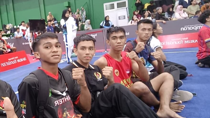 Atlet Wushu Kalbar, Muhammad Abidin Takbir Tambi Ali dan Rangga Tambi Ali berfoto bersama usai berlaga di PON Bela Diri Kudus 2025. Foto: HO/Faktakalbar.id