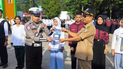 "Satlantas Polres Kayong Utara jadi pembina upacara di SMKN 1 Sukadana, Senin (21/10/2025). Sampaikan pentingnya helm, surat kendaraan, dan kepatuhan rambu lalu lintas."