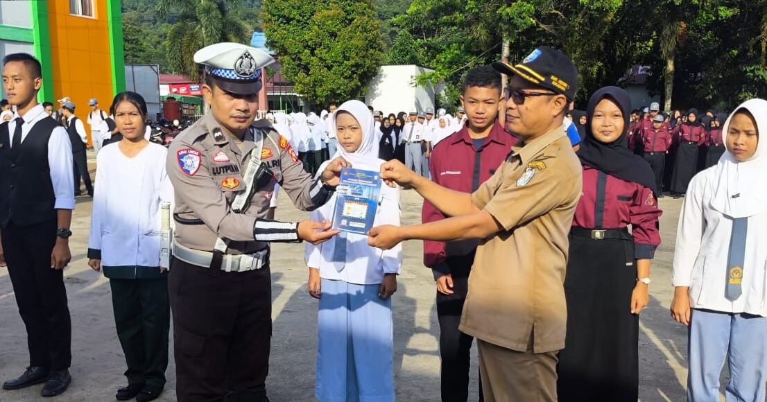 "Satlantas Polres Kayong Utara jadi pembina upacara di SMKN 1 Sukadana, Senin (21/10/2025). Sampaikan pentingnya helm, surat kendaraan, dan kepatuhan rambu lalu lintas."