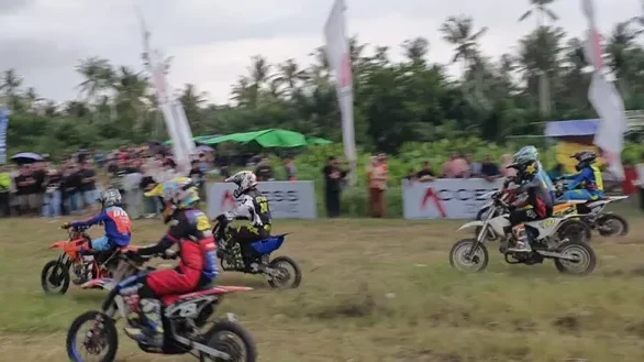 Event Grasstrack Tangaran sukses dongkrak ekonomi warga lokal. Para pedagang kecil raup untung saat lapaknya diserbu ribuan penonton di Sirkuit Dataran Merdeka.