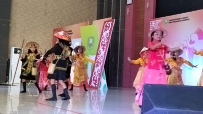 Salah satu grup tari SD saat menampilkan kreasinya dalam Lomba Tari Kreasi Multi Etnis yang digelar Disdikbud Sanggau di GPU Balai Betomu. Foto: HO/Faktakalbar.id