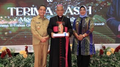 Gubernur Kalbar Ria Norsan didampingi istri, Ny. Erlina Norsan, saat menghadiri acara penyambutan Administrator Apostolik Keuskupan Agung Pontianak di Q Hall Qubu Resort, Selasa (28/10/2025). Foto: HO/Faktakalbar.id