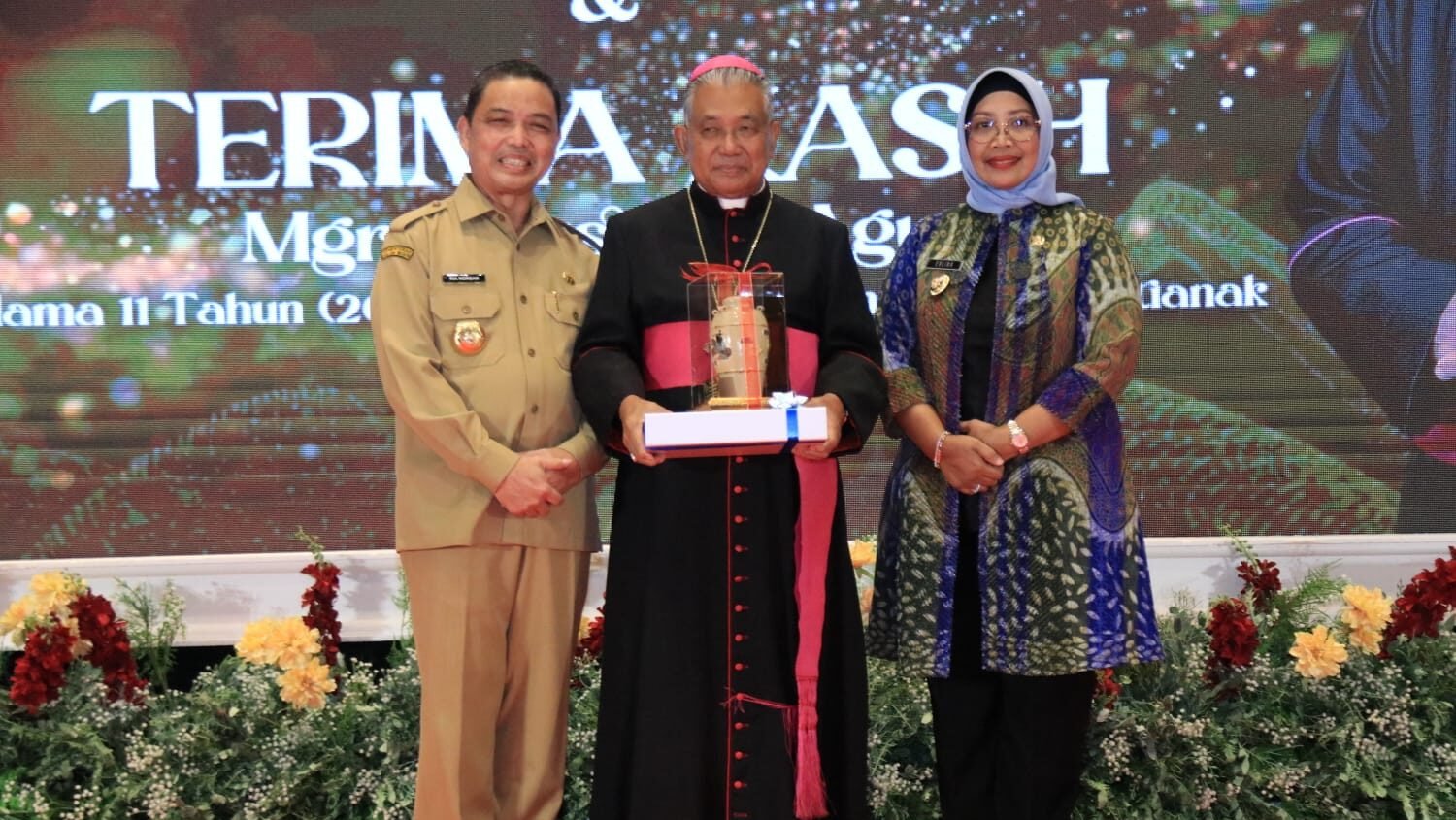 Gubernur Kalbar Ria Norsan didampingi istri, Ny. Erlina Norsan, saat menghadiri acara penyambutan Administrator Apostolik Keuskupan Agung Pontianak di Q Hall Qubu Resort, Selasa (28/10/2025). Foto: HO/Faktakalbar.id