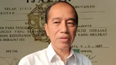 Sidang gugatan ijazah palsu Presiden ke-7 Jokowi memasuki tahap mediasi di PN Solo. Mediator desak kehadiran langsung Jokowi pada sidang berikutnya.