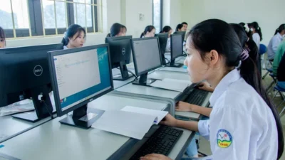 "Catat jadwal resmi Tes Kemampuan Akademik (TKA) SMA 2025. Simak rincian gelombang, mata pelajaran, dan waktu pelaksanaannya di sini."