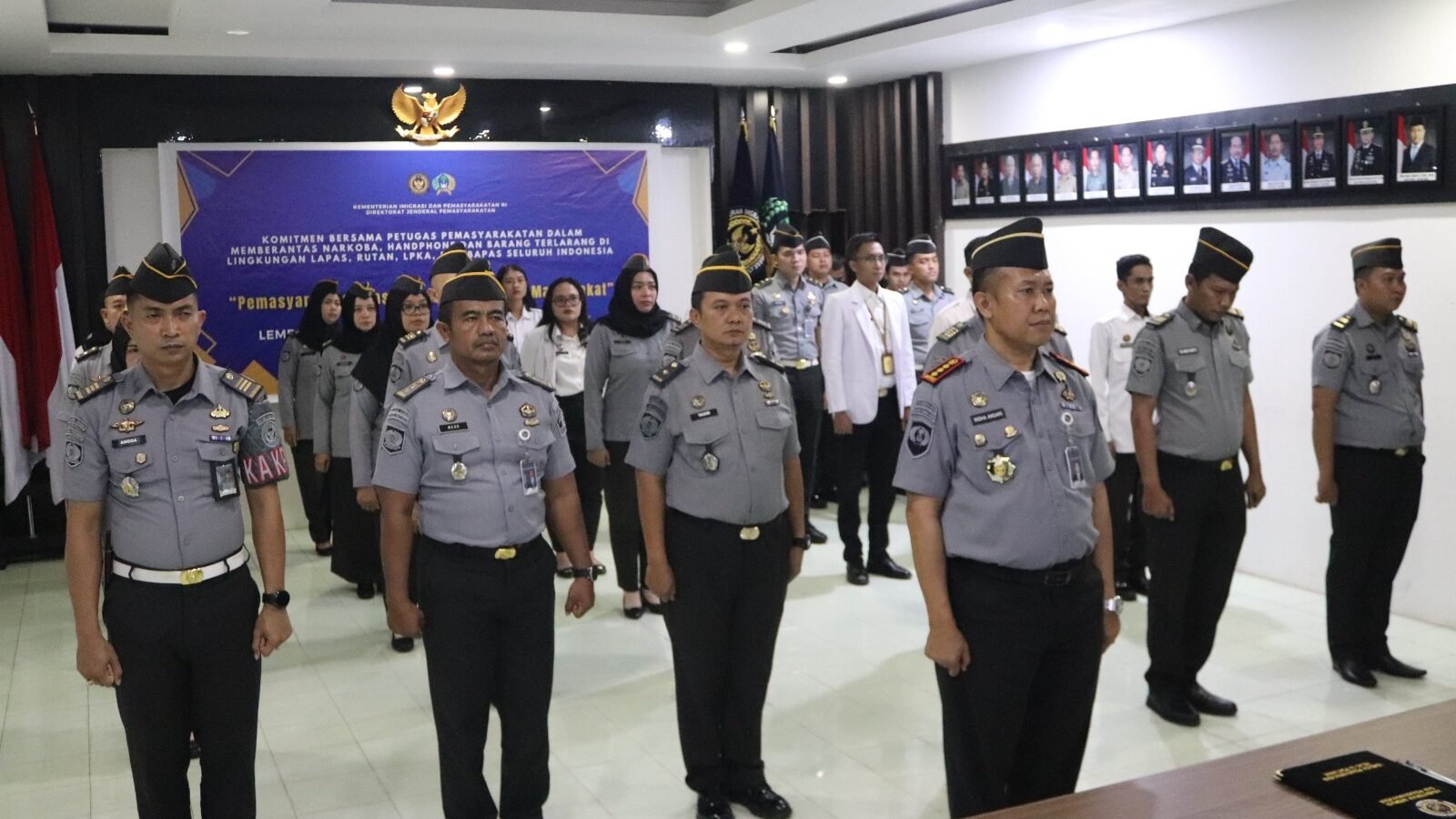 Kalapas Pontianak beserta jajaran saat mengikuti Penandatanganan Komitmen Bersama secara virtual yang dipimpin langsung oleh Dirjen Pemasyarakatan, Senin (20/10/2025).