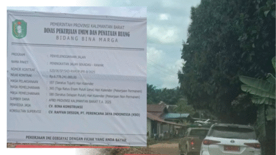 Alat berat dan material untuk proyek peningkatan jalan provinsi ruas Sekadau-Rawak di tepi jalan dekat Kampung Sejirak. (Dok. Ist)