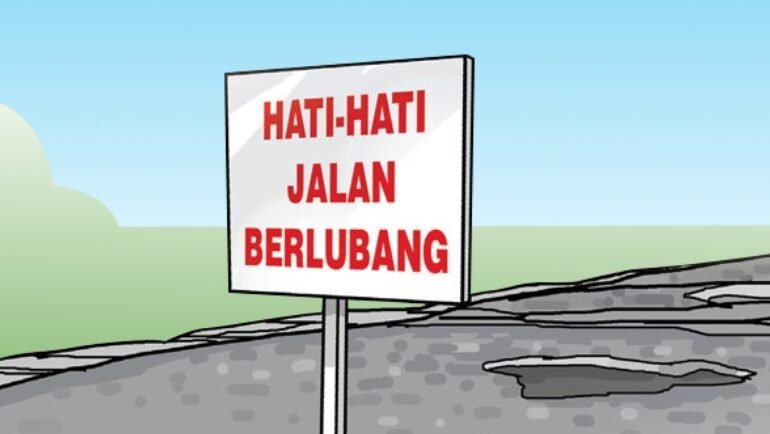 "Warga Kabupaten Sintang mengeluhkan kondisi infrastruktur yang memprihatinkan setelah tiga dekade. Jalan rusak parah, minim penerangan, dan ruang hijau berkurang menjadi sorotan."