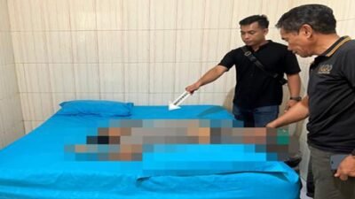 Petugas kepolisian saat mengevakuasi jenazah pria asal Karimun yang ditemukan tewas di kamar hotel Pemangkat, Sambas. (Dok. Ist)