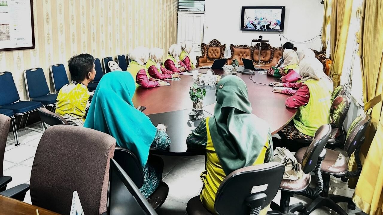 Para kader Posyandu Ananda bersama Camat Pontianak Timur dan Ketua TP PKK Kecamatan saat mengikuti sesi penilaian Lomba Posyandu Berprestasi Tingkat Nasional 2025 secara daring.