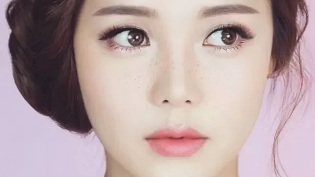 "Penasaran mengapa Anda sering terlihat lebih muda dari usia? Cari tahu empat alasan utama mengapa wajah Anda mungkin termasuk dalam kategori "baby face" dan nikmati keuntungan dari penampilan awet muda."