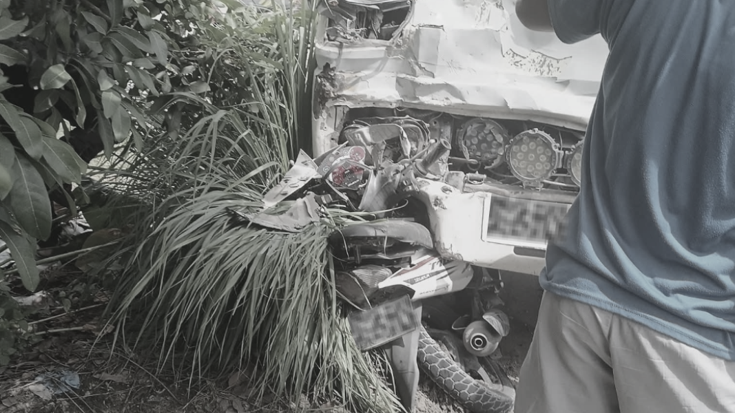 Sepeda motor milik korban, warga Semparuk, mengalami kerusakan parah di bagian depan usai terlibat kecelakaan maut dengan sebuah truk di Jalan Raya Kartiasa, Sambas, Rabu (8/10/25) siang. (Dok. Ist)