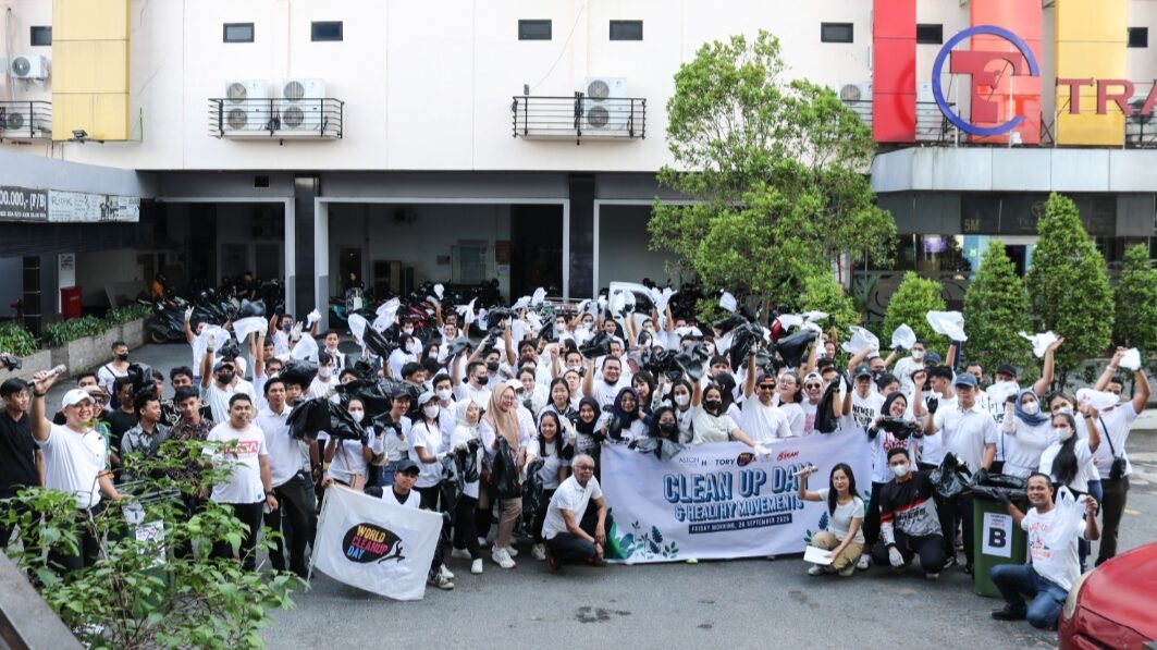 Karyawan Transera Hotel dan Aston Hotel berkolaborasi dalam kegiatan "Clean Up Day" di Pontianak sebagai bentuk kepedulian terhadap lingkungan dan masyarakat sekitar.
