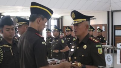 Upacara serah terima jabatan di Kejati Kalbar, Rabu (29/10/2025). Foto: HO/Faktakalbar.id