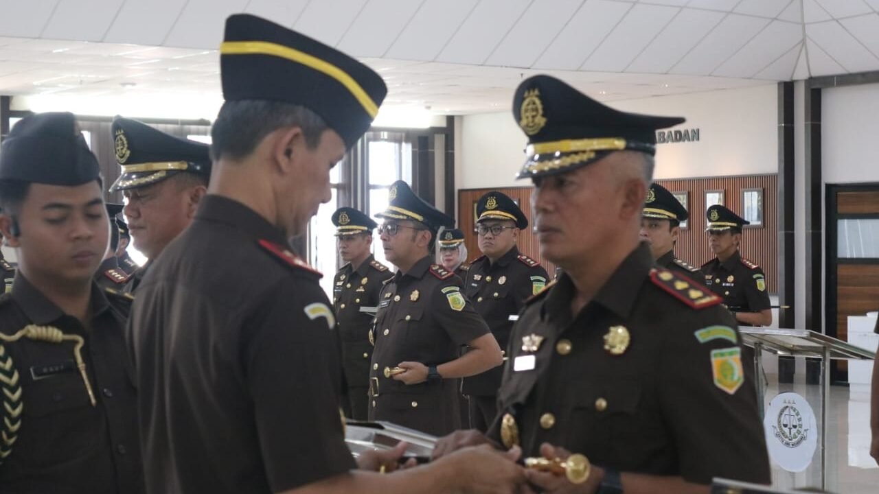 Upacara serah terima jabatan di Kejati Kalbar, Rabu (29/10/2025). Foto: HO/Faktakalbar.id