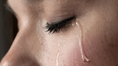 "Pernah merasa lebih sensitif dan mudah menangis saat sakit? Temukan alasan ilmiah di baliknya, dari kelelahan fisik hingga perubahan hormon dalam tubuh."