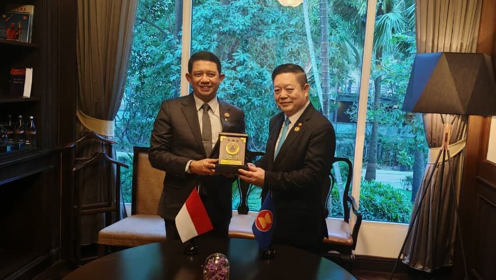 Kepala BNPB Letjen TNI Suharyanto (kiri) secara simbolis menerima penyerahan mandat dari Wakil PM Kamboja Kun Kim, menandai resminya Indonesia sebagai Ketua AMMDM 2026 di Phnom Penh.
