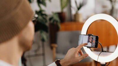 "Bukan lagi PNS atau kantoran, ini dia 5 pekerjaan impian yang paling diincar oleh Gen Z, mulai dari digital creator hingga pegiat isu sosial. Simak daftarnya!"