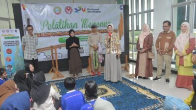 Ketua Dekranasda Kota Pontianak Yanieta Arbiastutie memberikan arahan kepada peserta pelatihan di Gedung UMKM Center.