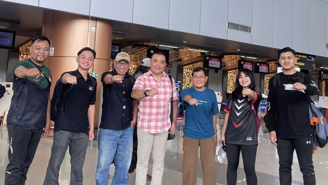 Ketua Umum KONI Kalbar, Fachrudin D. Siregar, berfoto bersama tiga atlet Karate Kalbar dan ofisial. Foto: HO/Faktakalbar.id