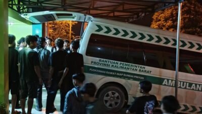 Korban luka serius akibat kecelakaan balap liar di Sungai Pinyuh dievakuasi menggunakan ambulans Puskesmas Rawat Inap Sungai Pinyuh, Sabtu (11/10/2025) malam.
