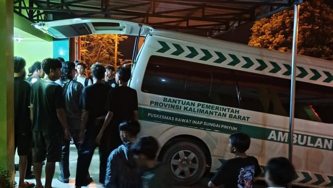 Korban luka serius akibat kecelakaan balap liar di Sungai Pinyuh dievakuasi menggunakan ambulans Puskesmas Rawat Inap Sungai Pinyuh, Sabtu (11/10/2025) malam.