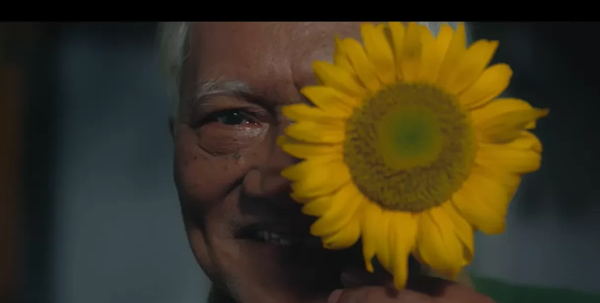 "Mencari lagu untuk mengenang orang terkasih yang telah tiada? Berikut 4 lagu Indonesia yang liriknya menyiratkan kerinduan mendalam, dari 'Gala Bunga Matahari' Sal Priadi hingga 'Bunda'."