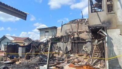 Kondisi dua rumah di Jalan Panglima Aim, Pontianak Timur, yang ludes dilalap si jago merah. Peristiwa kebakaran di Pontianak Timur ini diduga dipicu oleh korsleting listrik.