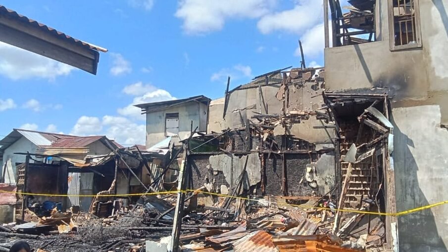 Kondisi dua rumah di Jalan Panglima Aim, Pontianak Timur, yang ludes dilalap si jago merah. Peristiwa kebakaran di Pontianak Timur ini diduga dipicu oleh korsleting listrik.
