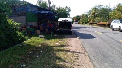 Posisi pertama MoGe BMW warna silver berhenti, persis didepan kios buah Jalan Raya Dusun Teluk Suak, Kabupaten Bengkayang. (Dok. DHN)