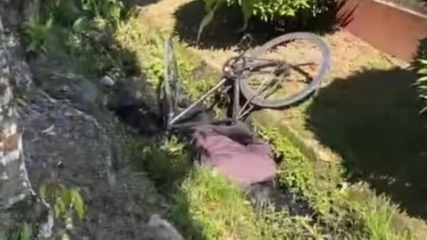 Seorang satpam bernama Izan ditemukan meninggal dunia di parit depan rumah dinas Bupati Sambas.