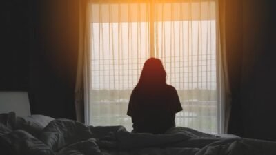 "Menyepi itu perlu, tapi apa akibatnya jika terlalu malas bergaul? Kenali 3 hal buruk ini, dari memicu kecemasan sosial hingga kehilangan peluang penting."