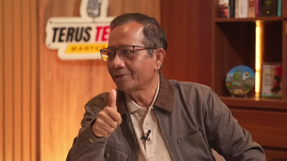 Mahfud MD soroti APBN yang digunakan untuk proyek IKN dan Kereta Cepat Whoosh, menilai ada potensi pelanggaran hukum dan meminta Presiden Prabowo menuntaskannya. (Tangkapan Layar Youtube/Mahfud MD Official)