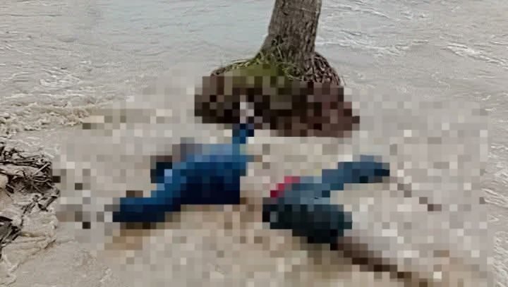  Jenazah pria tanpa identitas yang ditemukan oleh warga di pesisir Pantai Ramayadi, Jawai Selatan, Minggu (12/10/2025).