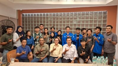 Anggota DPD RI Syarif Melvin berfoto dengan dosen dan mahasiswa Prodi Kelautan Polnep. (Dok. Ist)