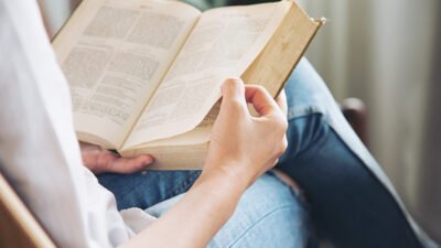 "Temukan 5 alasan kenapa membaca buku di sore hari menjelang malam terasa begitu menyenangkan dan menenangkan. Dapatkan manfaatnya untuk relaksasi, kualitas tidur, dan membangun kebiasaan baik."