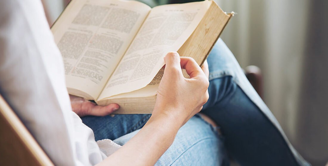 "Temukan 5 alasan kenapa membaca buku di sore hari menjelang malam terasa begitu menyenangkan dan menenangkan. Dapatkan manfaatnya untuk relaksasi, kualitas tidur, dan membangun kebiasaan baik."