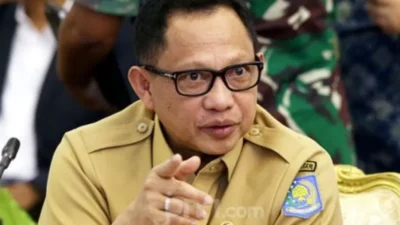 "Mendagri Tito Karnavian membongkar modus pemborosan anggaran pemda, termasuk rapat dan perjalanan dinas yang dilipatgandakan demi menghabiskan anggaran."