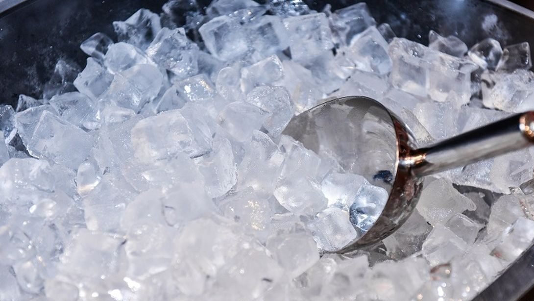 "Kecanduan mengunyah es batu? Waspada, ini bisa jadi gejala anemia defisiensi besi, bukan penyebabnya. Kenali fakta dan hubungannya di sini."