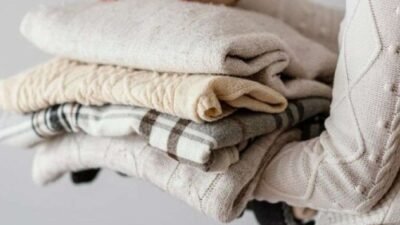 "Pelajari 4 tips ampuh menjaga tubuh tetap hangat dan sehat selama musim hujan. Dari berpakaian berlapis hingga tetap aktif, ikuti panduan ini untuk tetap nyaman dan bugar."