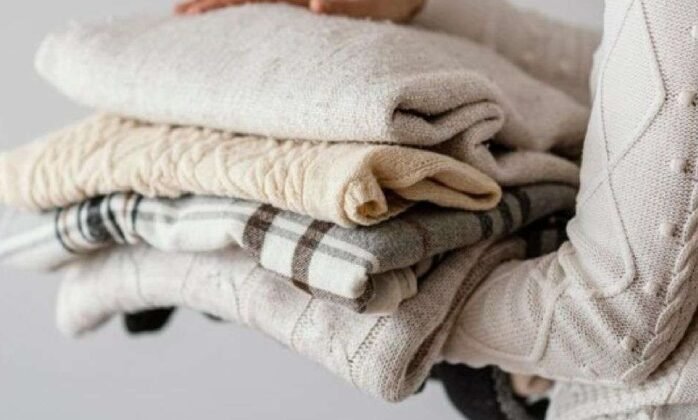 "Pelajari 4 tips ampuh menjaga tubuh tetap hangat dan sehat selama musim hujan. Dari berpakaian berlapis hingga tetap aktif, ikuti panduan ini untuk tetap nyaman dan bugar."