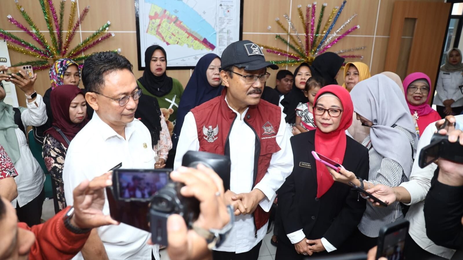 Menteri Sosial RI Saifullah Yusuf didampingi Wali Kota Pontianak Edi Rusdi Kamtono, diwawancarai media saat kunjung kerja ke Puskesos di Pontianak.