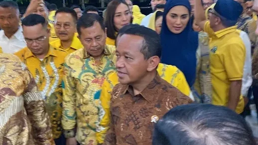 Menteri ESDM sekaligus Ketua Umum Partai Golkar, Bahlil Lahadalia, saat memberikan keterangan kepada wartawan di Kantor DPP Partai Golkar