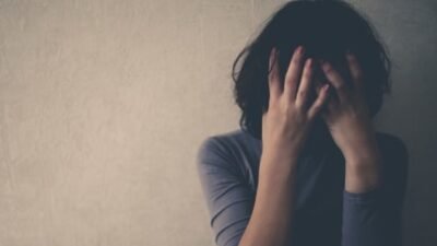 "Merasa bersalah pada orang tua karena karier atau kuliah lambat? Ini 5 alasan psikologis di baliknya, dari beban ekspektasi hingga takut kehabisan waktu."